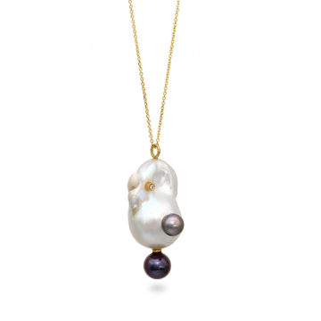 Love Pearl with two black pearls and a diamond