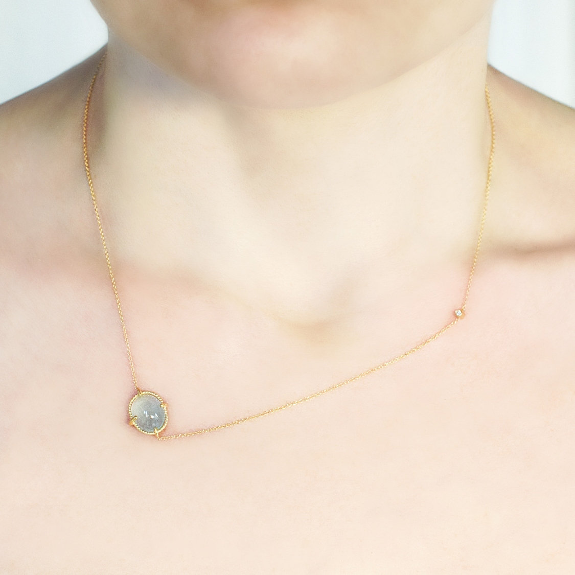 CAN_25_Christina_Soubli_18kt_Cany_necklace_aqua_diamond_model_