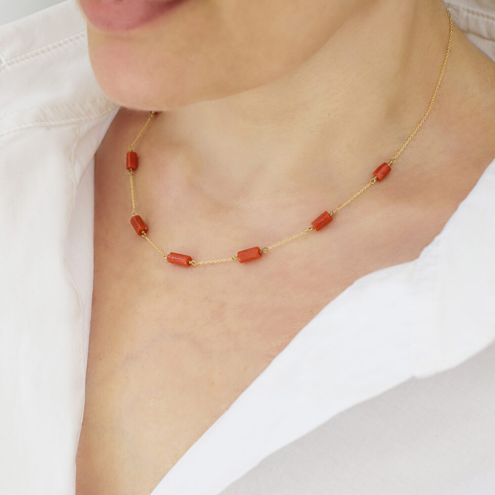 Pear shapes necklace with corals 18kt gold