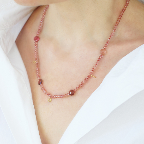 Necklace with pink saphires and filigree links
